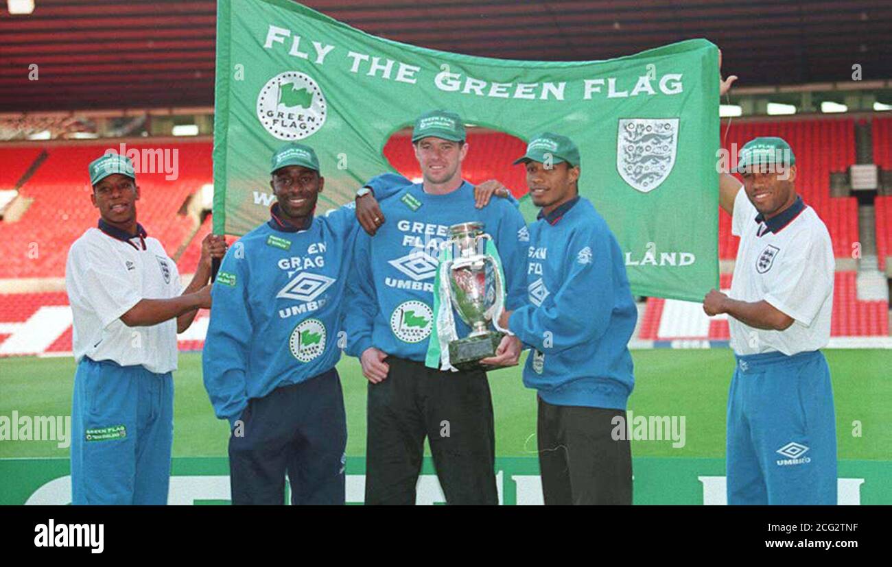 PNRP 21: MANCHESTER: 12.01.95: (g/D) Ian Wright, Andy Cole, Gary Pallister, Paul Ince et John Barnes à Old Trafford à Manchester aujourd'hui (jeudi) où l'Association de football a dévoilé le premier parrainage de l'équipe nationale d'Angleterre. Green Flag, la société mère la plus connue au Royaume-Uni pour sa filiale de National Breakdown, a signé un contrat de quatre ans de 4 millions avec la FA. Voir PA Story FOOTBALL England. PA NEWS, Dave Kendall/gm. Banque D'Images