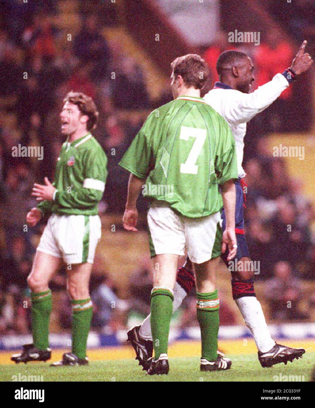 PAP 43. 13/12/94. LIVERPOOL England B Hot-shot Andy Cole (r) lève le bras pour reconnaître son but contre la République d'Irlande B lors de leur affrontement à l'Anfield Tonight (tue) de Liverpool, alors que le numéro sept de Jason McAteer regarde. PA NEWS, Dave Kendall/JD. Banque D'Images