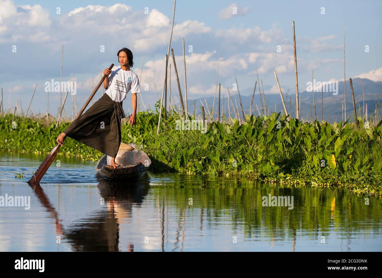 Lac, Inle, Myanmar, 16 novembre 2014 : homme descendant une rue du lac Inle, Myanmar - un village sur un lac Banque D'Images