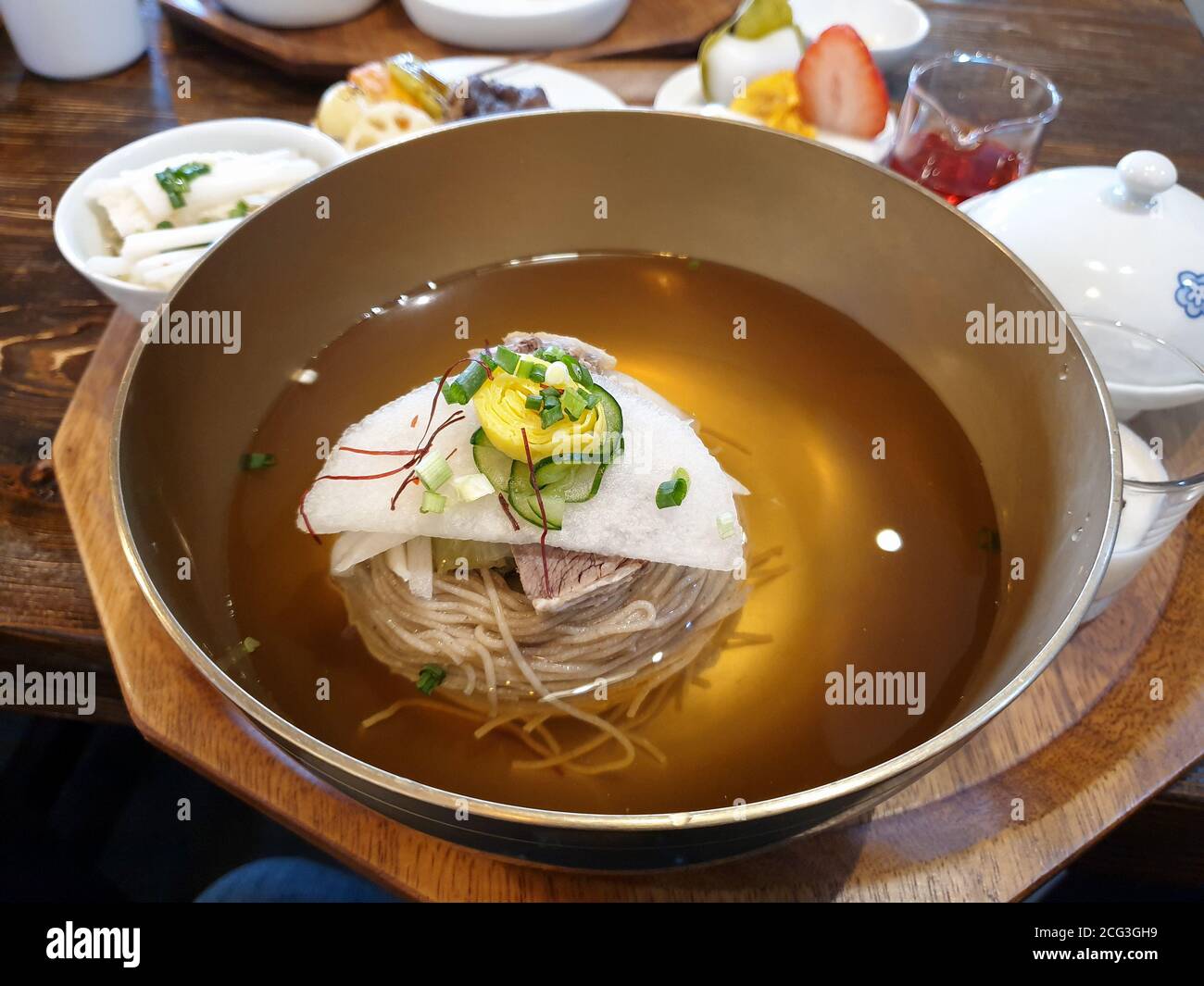 Pyongyang naengmyeon, plat coréen de nouilles à base de sarrasin et bouillon réfrigéré à base de bœuf. Cuisine traditionnelle en Corée du Nord. Banque D'Images