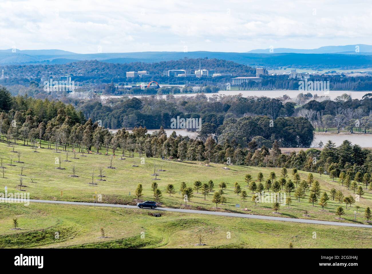 Vue depuis l'arboretum national de la vallée de Molonglo sur le lac Burley Griffin vers la Bibliothèque nationale et d'autres sites de Canberra, en Australie Banque D'Images