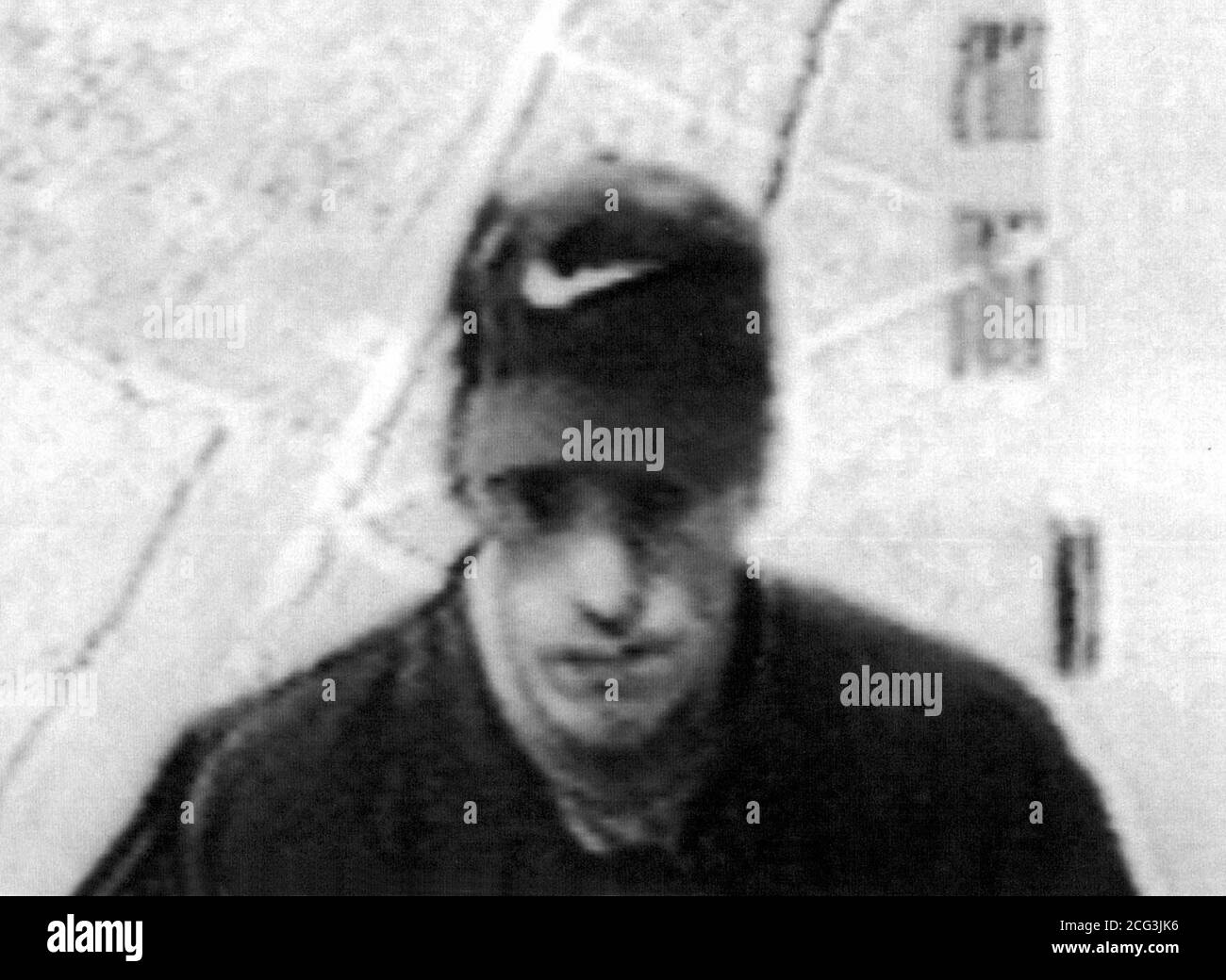 Image électronique améliorée par ordinateur émise aujourd'hui (dimanche) par la police d'un homme qui a visité le chantier de stockage autonome de Shepherd's Bush à l'ouest de Londres le 7 novembre, la veille d'un incident lié à une activité criminelle provisoire de l'IRA. Il a donné le nom Tommy Hearns et est décrit comme blanc, de 6 pieds de haut, de 25 à 27 ans, avec des yeux étoilé foncé et un 'visage battue', avec un grand nez. Il portait une casquette de baseball Nike et une veste sombre avec de nombreuses poches. Voir PA Story POLICE IRA/PA. Banque D'Images