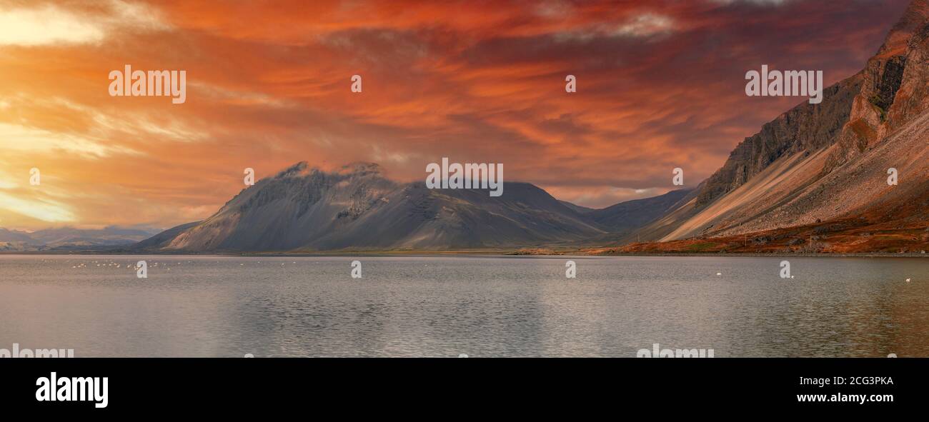 Côte mer montagne avec réflexion, Islande Banque D'Images