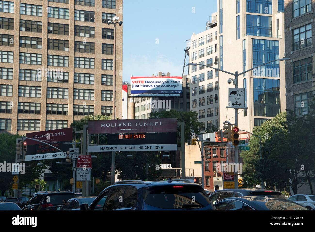 Trafic aux heures de pointe au Holland tunnel, qui relie New York City au New Jersey. Un panneau publicitaire au loin incite les navetteurs à voter. Banque D'Images