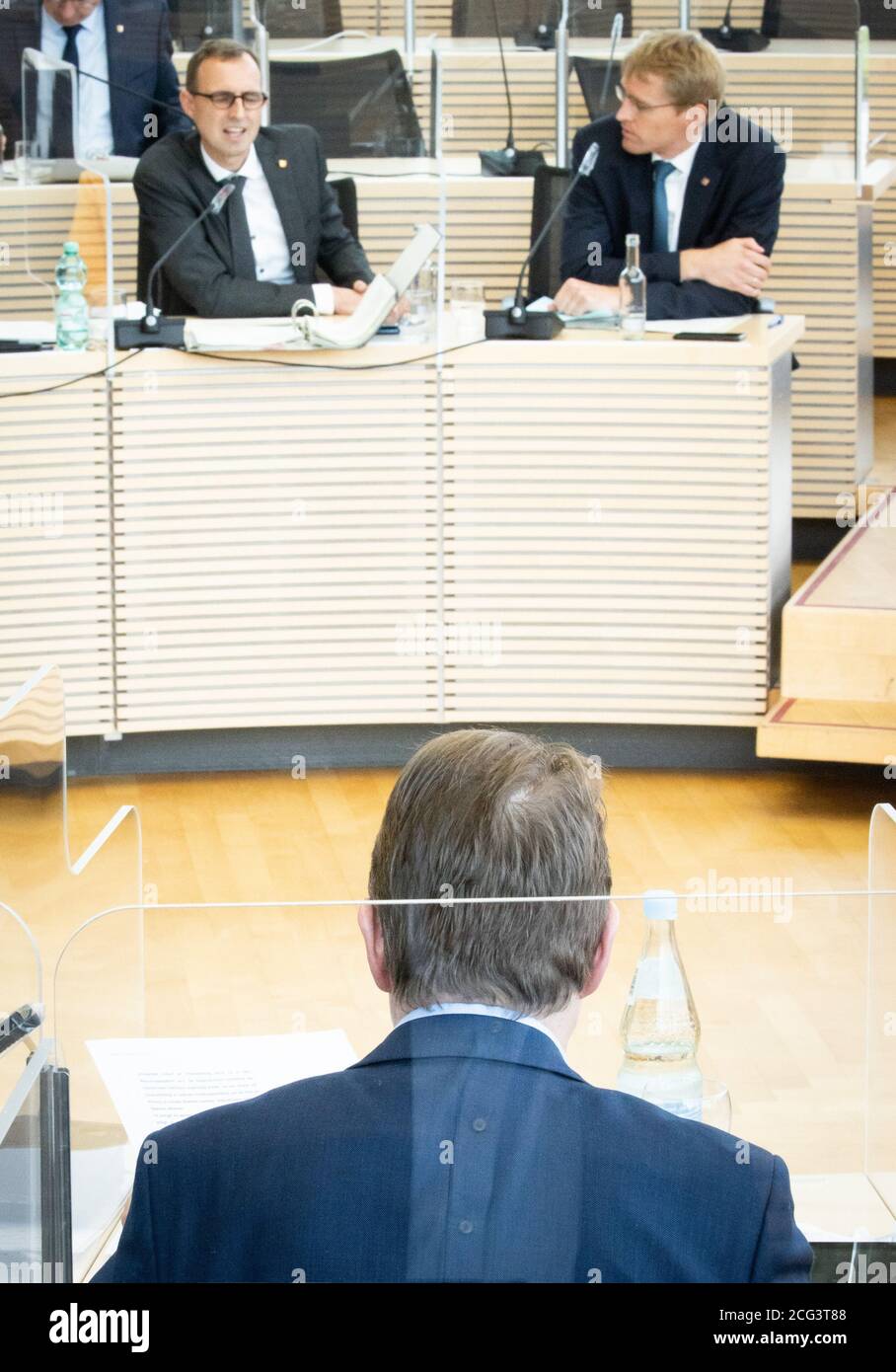 09 septembre 2020, Schleswig-Holstein, Kiel : Dirk Schrödter (CDU, l), Chef de la Chancellerie d'Etat, aux côtés de Daniel Günther (CDU), Premier Ministre du Schleswig-Holstein, répond à une question de Ralf Stegner (front), Président du groupe parlementaire SPD au Schleswig-Holstein, lors d'une réunion de la Commission de l'intérieur et des affaires juridiques du Landtag Kiel dans la salle plénière. Plus de quatre mois après son expulsion, l'ancien ministre de l'intérieur Grote du Schleswig-Holstein doit répondre aux questions de la Commission de l'intérieur et des affaires juridiques du Landtag sur les circonstances de son désaccord Banque D'Images