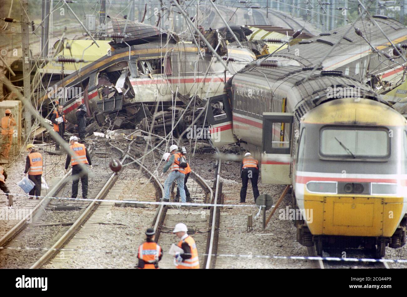 Le déferle se poursuit sur le site de l'accident ferroviaire de Southall après qu'un train express Great Western ait été labouré dans un train de marchandises laissant six morts et plus de 160 blessés. * 1/12/98 il a été annoncé que la compagnie de train Great Western doit faire face à sept accusations d'homicide involontaire coupable dans le cadre de l'accident ferroviaire de Southall en 1997, au cours duquel sept personnes sont mortes. 19/9/99 l'enquête publique sur l'accident qui a fait 7 morts rouvre le lundi 20 septembre 1999 aux New Connaught Rooms de Londres où la couverture télévisée en direct sera autorisée pour la première fois, les caméras et les enregistrements radio seront autorisés sur un Banque D'Images