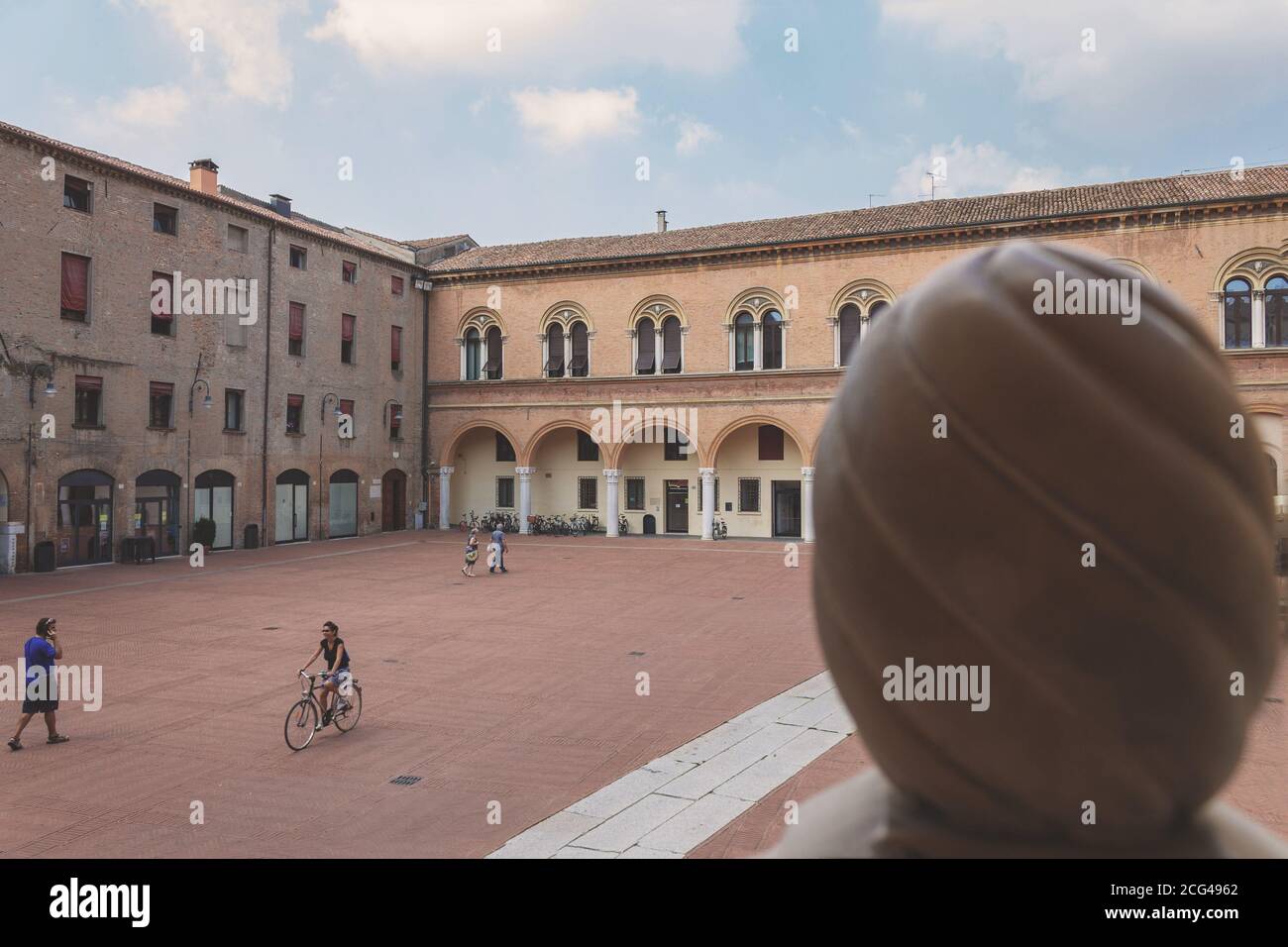 Les gens marchent et se promadent sur la place municipale de Ferrara Banque D'Images