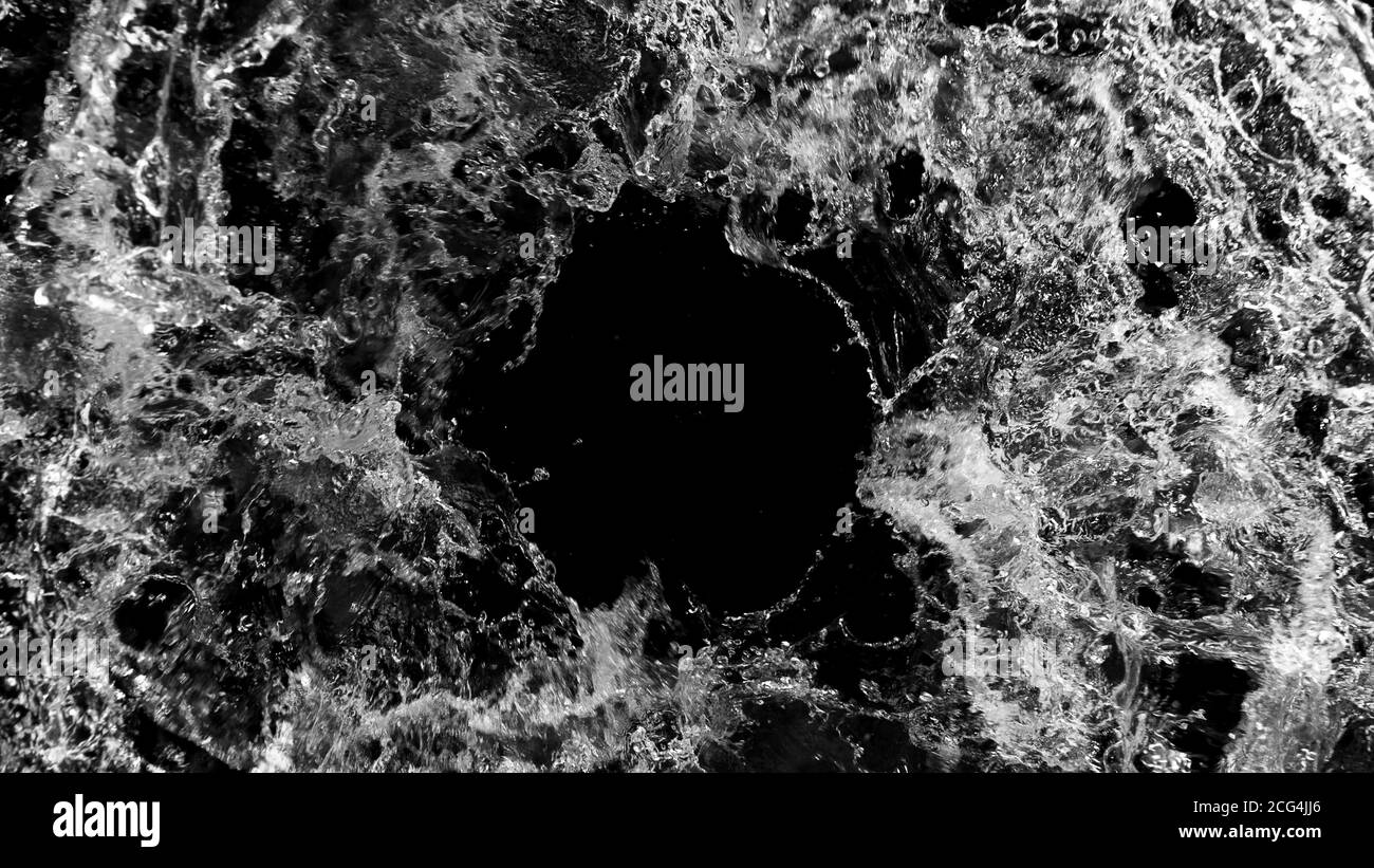 Éclaboussures d'eau isolées sur fond noir, espace libre pour le texte. Banque D'Images