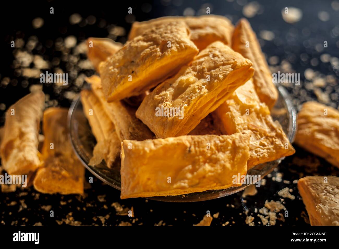 Jeera kari classique ou pâte feuilletée dans une plaque de verre sur une surface noire. Une photo de pâte feuilletée fraîche sur une assiette de service. Banque D'Images