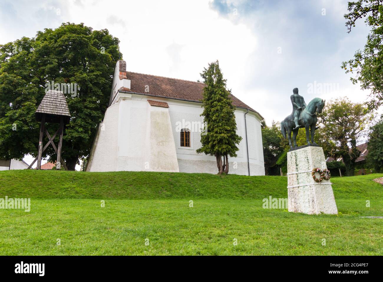 Église évangélique luthérienne baroque avec petit beffroi en bois et statue de Pal Kinizsi sur cheval, construite en 1796, Nagyvazsony, Hongrie Banque D'Images