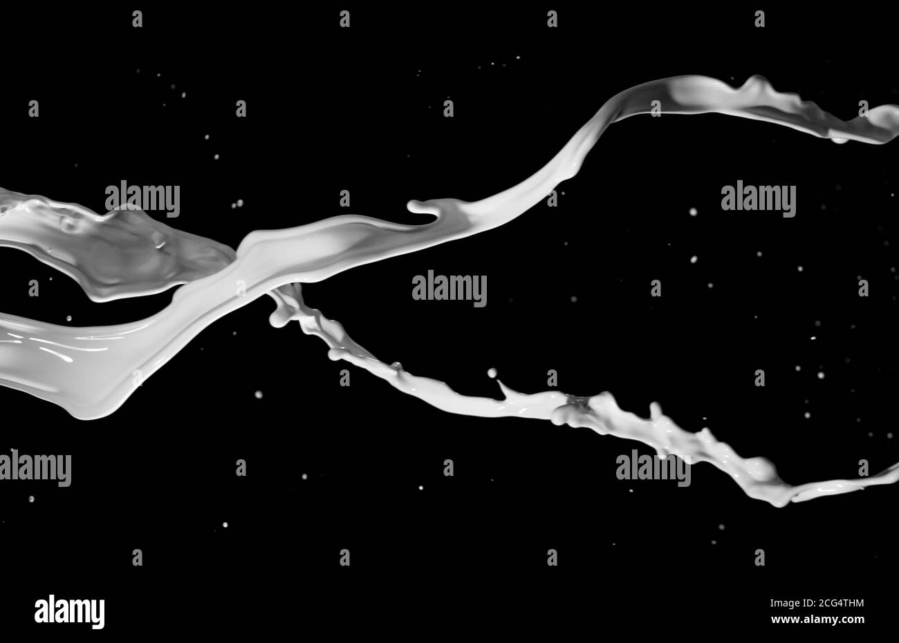 Éclaboussures de lait isolées sur fond noir. Forme abstraite en rotation. Banque D'Images