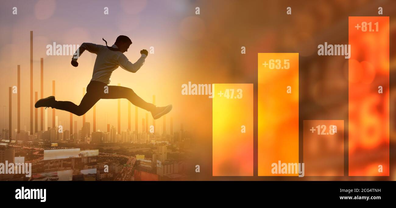 Homme d'affaires sautant sur un graphique à barres sur fond de ville moderne. Concept de réussite commerciale et financière. Banque D'Images