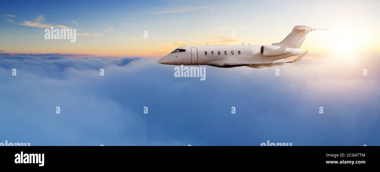Jet-plane privé survolant les nuages dans une belle lumière de coucher de soleil. Mode de transport moderne et le plus rapide, vie professionnelle Banque D'Images