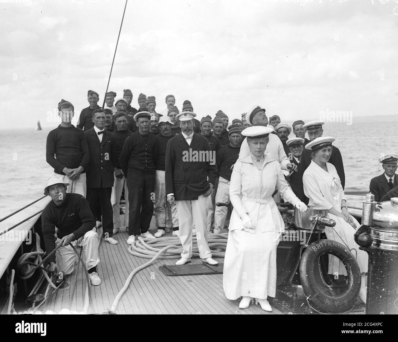 La famille royale, y compris le roi George V, la reine Mary (au centre) et la princesse Mary (à droite) et le duc d'York photographiés avec l'équipage de la 'HMY Britannia', 1920. Banque D'Images