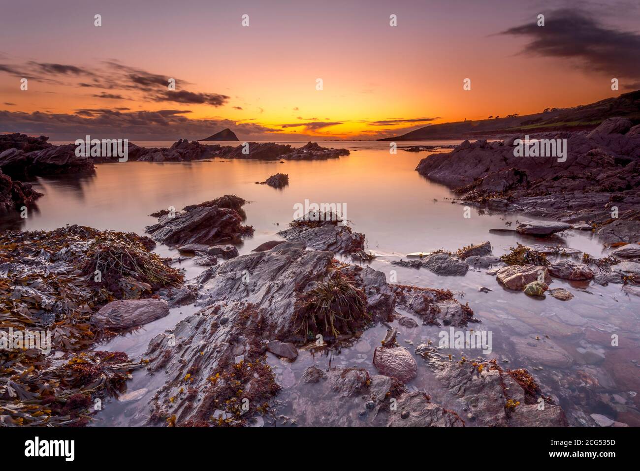 Plage de Wembury à marée basse avec un solarium. Banque D'Images