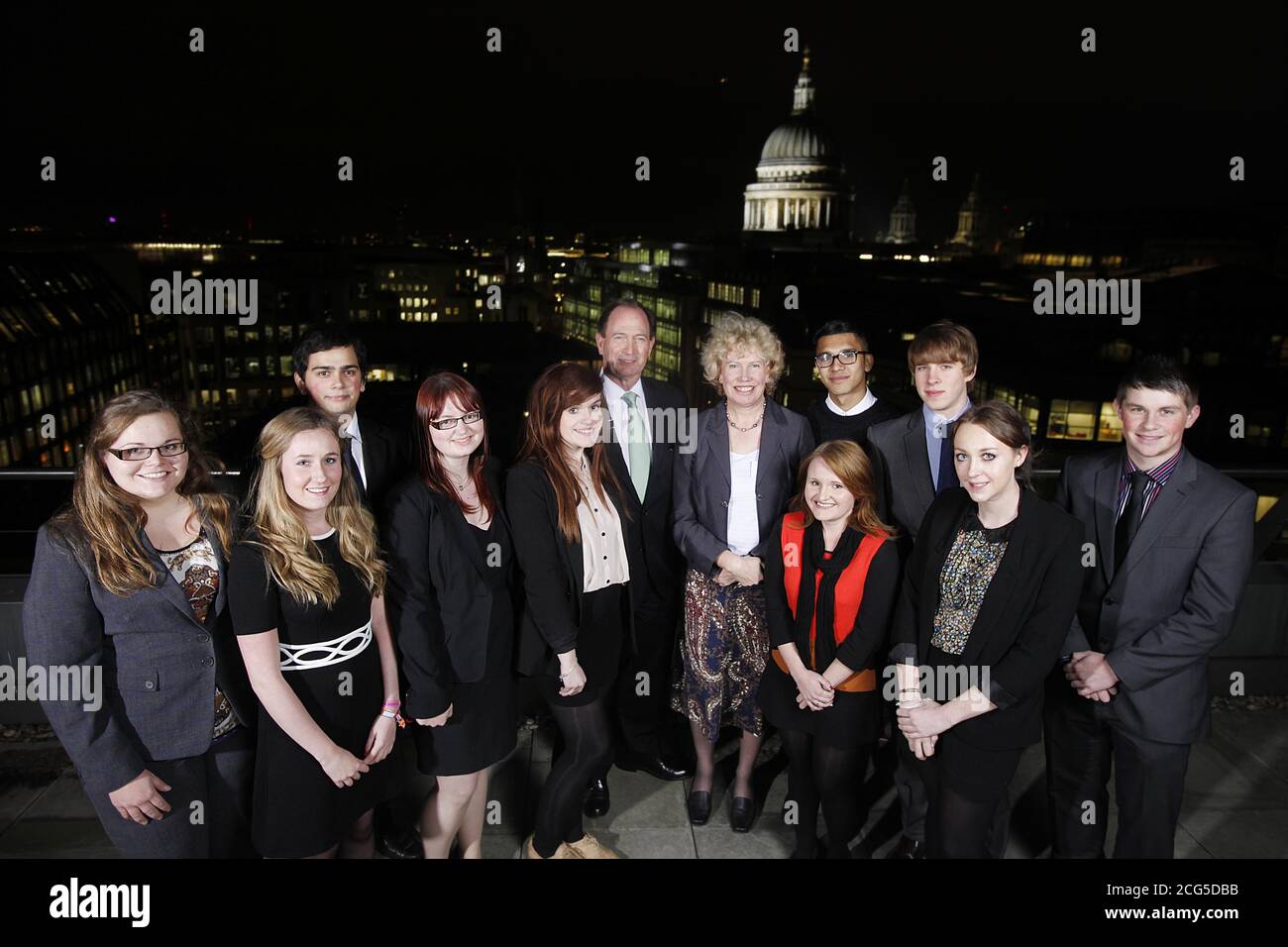 Un groupe d'étudiants de l'Université de Sheffield choisis dans le cadre du programme Lloyds Scholars est composé de Truett Tate et Meg Munn MP (au centre) pour Sheffield et Heeley, Lloyds Group Executive Director au siège de la banque à Londres - (de gauche à droite) Lee-Anne Reddey, Emma Fairhurst, Ben Hayes, Liv Burrell, Zoe Faulkner,Truett Tate, Meg Munn, Kahar Hussain, Laura Elliott, Chris Flemming,Hannah Townsend et Carl Baker. Banque D'Images