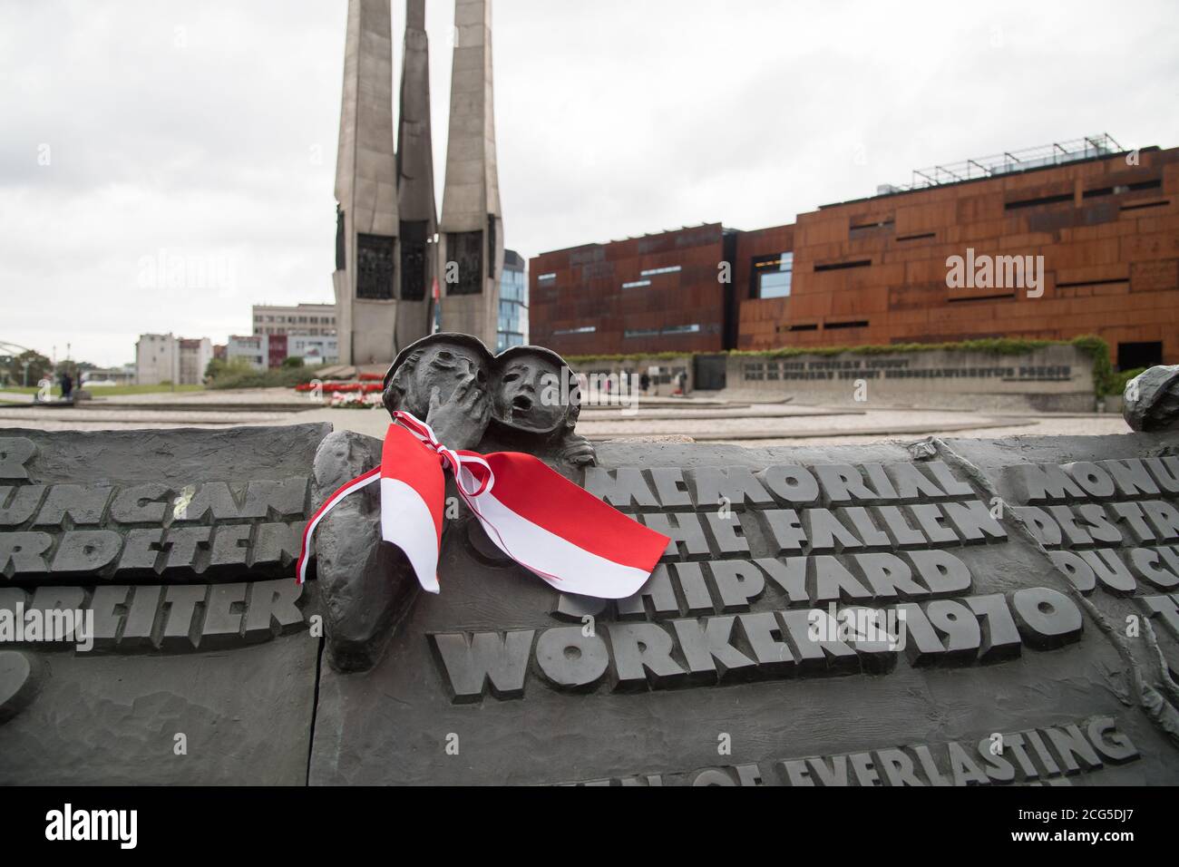 Pomnik Poleglych Stoczniowcow 1970 (Monument aux travailleurs de chantier naval disparus de 1970) sur Plac Solidarnosci (place de solidarité) à Gdansk, Pologne. Sept Banque D'Images