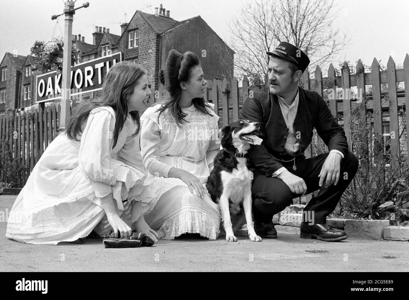 Le tournage des enfants du chemin de fer sur place à Oakworth dans le West Yorkshire. Acteur Bernard Cribbins avec actrices, Sally Thomsett (à gauche) et Jenny Agutter. Banque D'Images