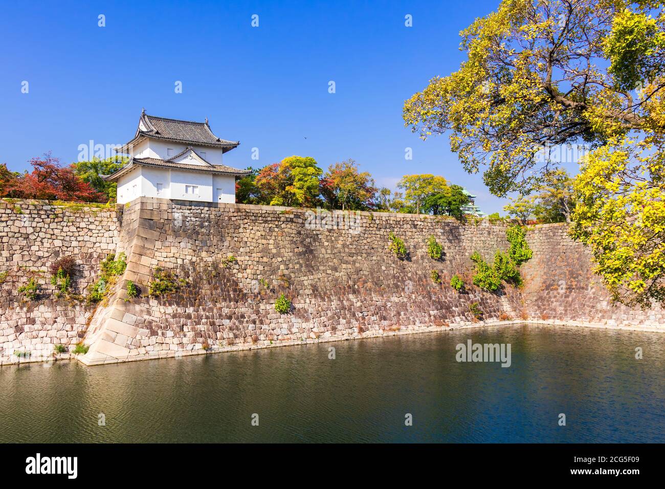 Parc du château d'Osaka, Osaka, Japon - novembre 16,2019 : le château d'Osaka, entouré de douves et de murs de pierre, le plus célèbre monument à l'automne d'Osaka, Banque D'Images