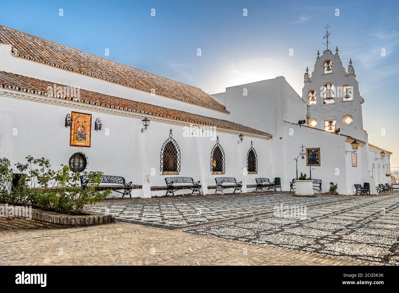Huelva, Espagne - 8 septembre 2020: Vue du Sanctuaire Virgen de la Cinta depuis les Jardins, rétroéclairé avec des torches solaires, vierge patron de huelva depuis 1586 Banque D'Images