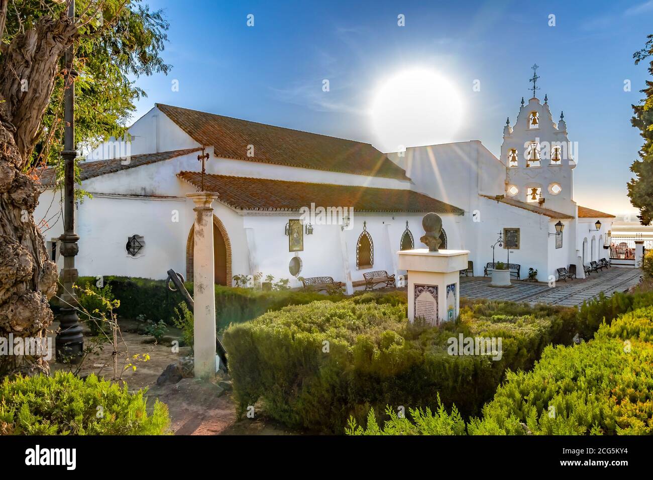 Huelva, Espagne - 8 septembre 2020: Vue du Sanctuaire Virgen de la Cinta depuis les Jardins, rétroéclairé avec des torches solaires, vierge patron de huelva depuis 1586 Banque D'Images