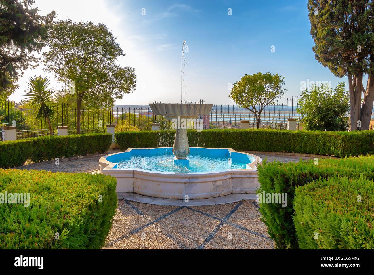 Huelva, Espagne - 8 septembre 2020 : Fontaine dans les jardins du sanctuaire Virgen de la Cinta, vierge patronne de huelva depuis 1586. église sur El Conquero Banque D'Images