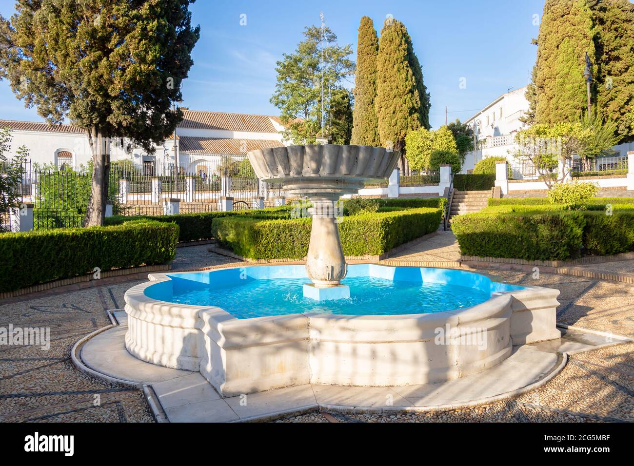 Huelva, Espagne - 8 septembre 2020 : Fontaine dans les jardins du sanctuaire Virgen de la Cinta, vierge patronne de huelva depuis 1586. église sur El Conquero Banque D'Images