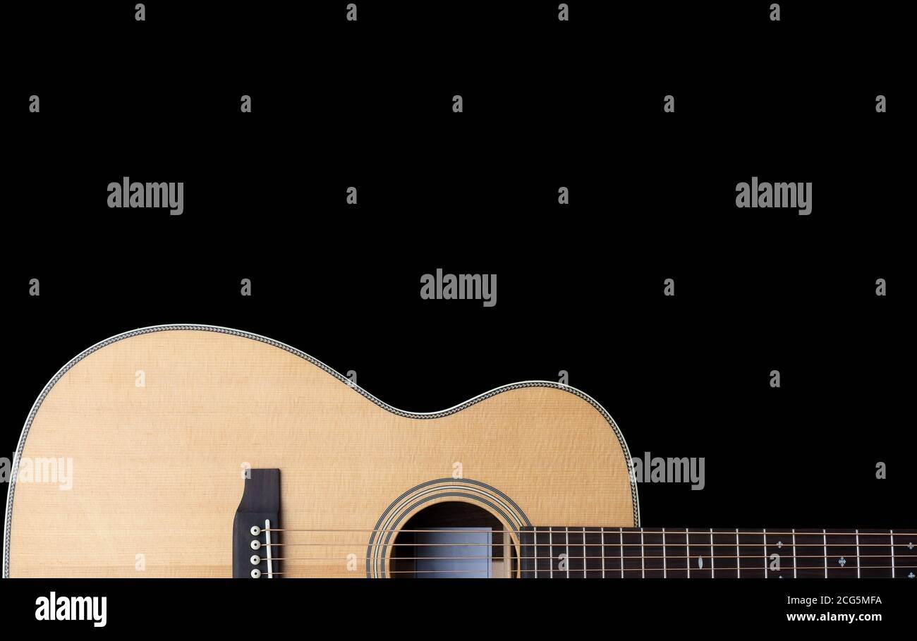 guitare acoustique classique à cordes d'acier sur fond noir avec notation musicale blanche Banque D'Images