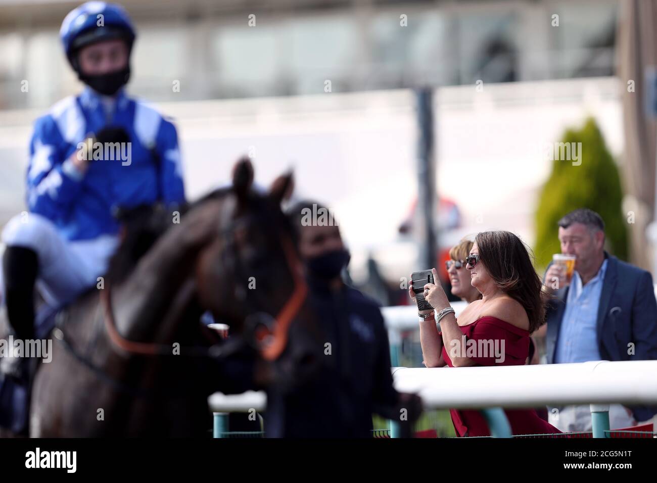 Les Racegoers regardent les chevaux dans l'anneau de parade comme un projet pilote pour le retour de la foule aux événements sportifs est prévu d'amener 2500 spectateurs pendant le premier jour du William Hill St Leger Festival à l'hippodrome de Doncaster. Banque D'Images