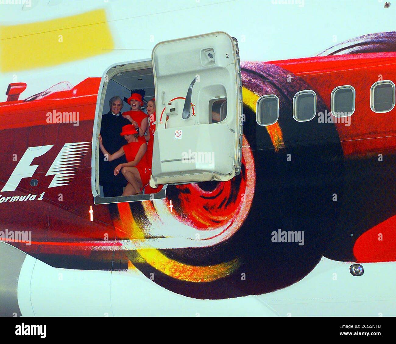 Bernie Ecclestone, le grand prix australien Qantas Grid Girls, en première ligne de la Formule 1, lors du lancement du Boeing 747 de Quantas à Heathrow. L'avion est peint avec une voiture de Formule 1 pour promouvoir le Grand Prix. * à partir de Melbourne le 12 mars 2000. Banque D'Images