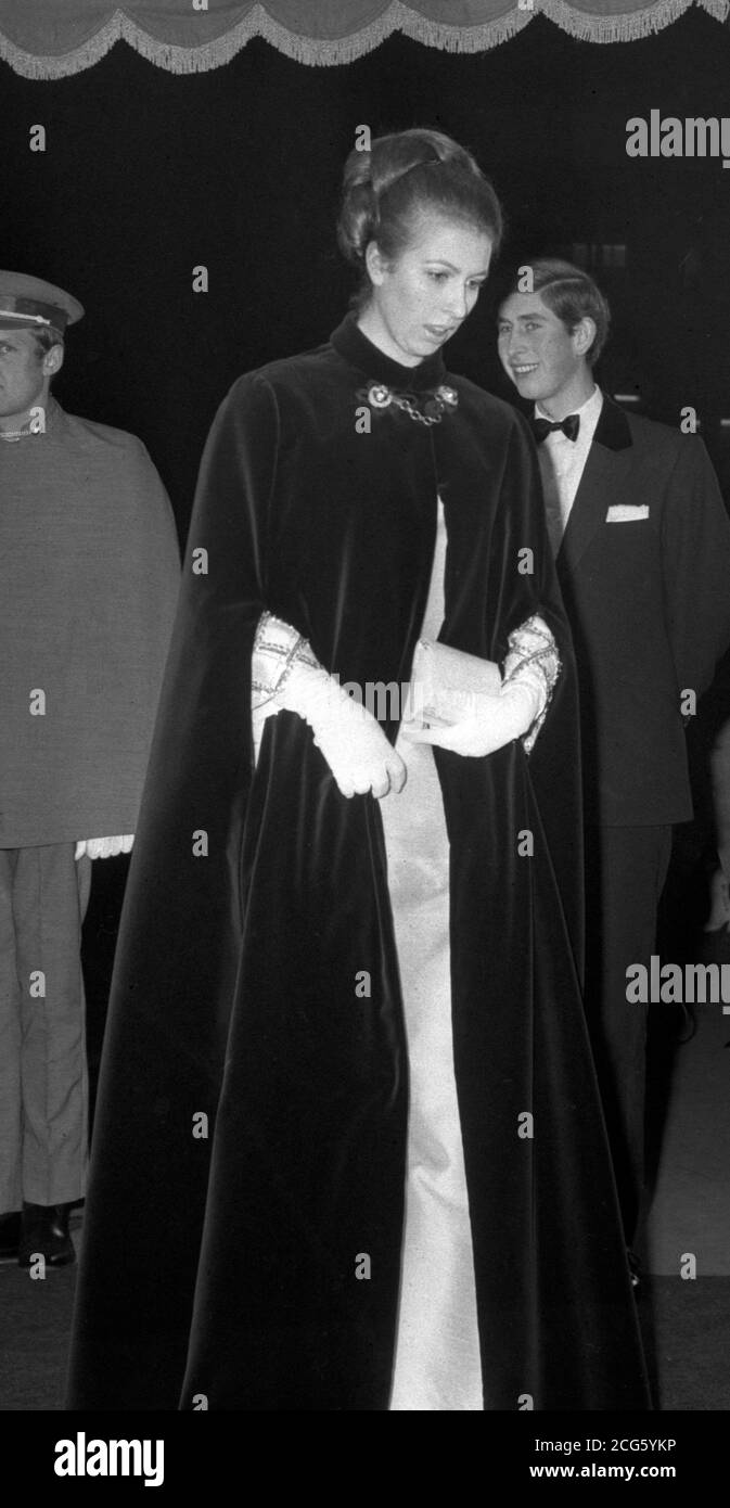 La princesse Anne (plus tard la princesse royale) accompagnée de son frère, le prince de Galles (arrière-plan) arrivant au théâtre Odeon, Leicester Square, Londres, où ils ont assisté à la première de charité du monde royal de Chitty Chitty Bang. Banque D'Images