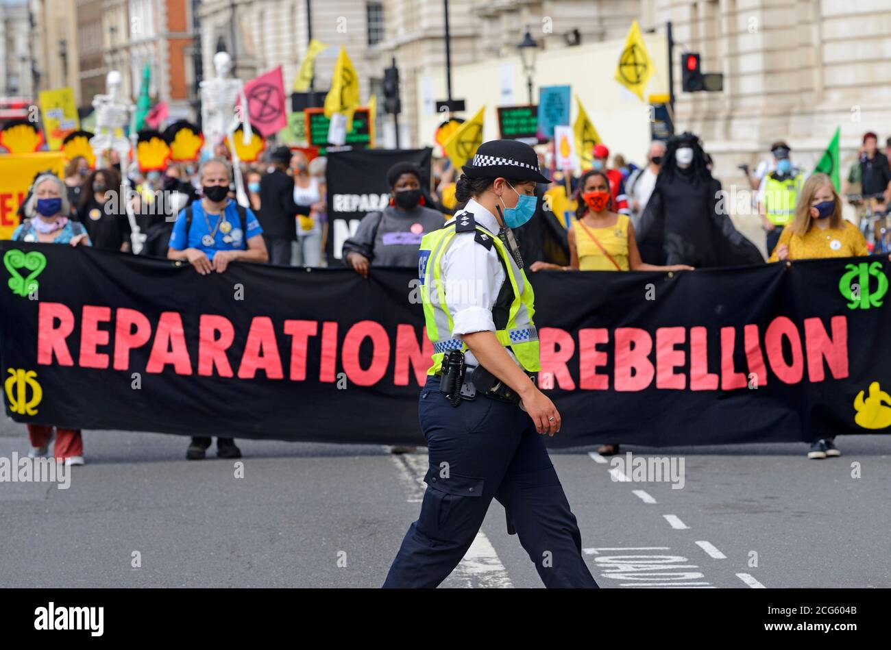 Londres, Royaume-Uni. Une femme de police portant un masque facial lors d'une manifestation de la rébellion d'extinction à Whitehall, le 8 septembre 2020. Banque D'Images