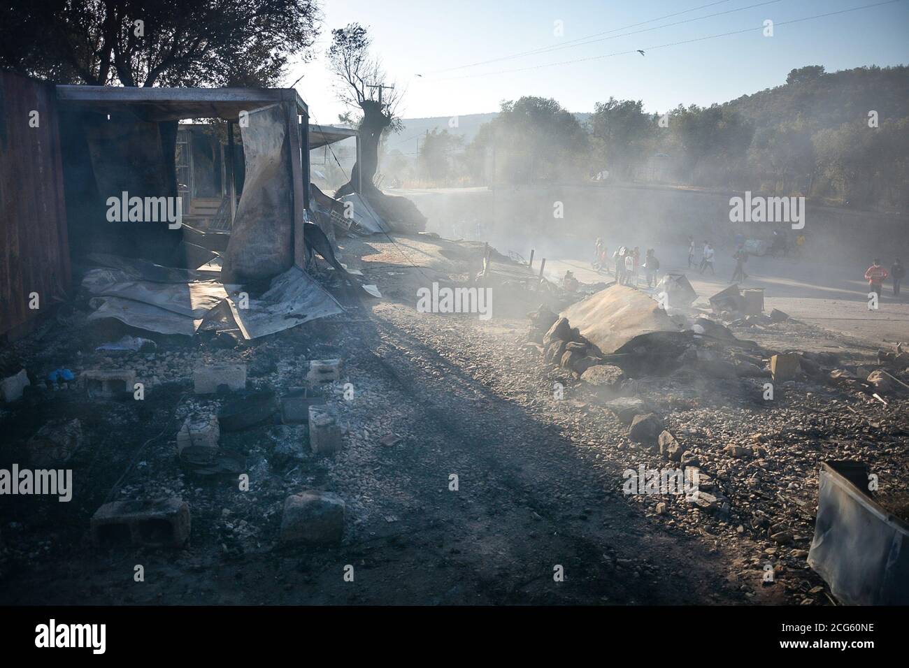 (200909) -- LESVOS, 9 septembre 2020 (Xinhua) -- photo prise le 9 septembre 2020 montre le site après un incendie a éclaté dans le camp de réfugiés et de migrants de Moria, sur l'île de Lesvos, dans le nord-est de la mer Égée, en Grèce. Un incendie important a éclaté dans le plus grand camp de réfugiés et de migrants de Grèce Moria dans les premières heures de mercredi, a rapporté l'agence de presse nationale grecque AMNA. Le feu s'est propagé dans tout le centre de réception. Les autorités ont annoncé que 35 000 réfugiés avaient été testés positifs pour le nouveau coronavirus et certains d'entre eux ont refusé de se mettre en quarantaine avec leur famille, selon le rapport. Non Banque D'Images