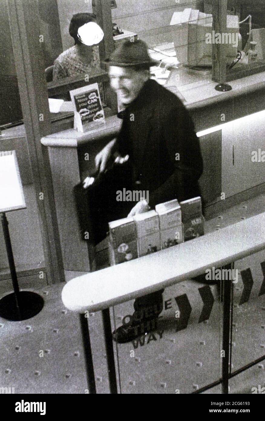 Image CCTV d'un homme, la police a surnommé le cavalier riant, parce que le raider armé regarde et sourit aux caméras de sécurité après avoir effectué des prises de vue, à l'intérieur de la Britannia Building Society le 1/9/99. Les détectives font appel à des informations sur l'homme. * qui aurait effectué quatre vols au cours des 10 derniers mois s'échappant avec des milliers de livres à Cannock, Wolverhampton, Stourbridge et Birmingham. 18/09/00: Roberts, 46 ans, a plaidé coupable devant la Cour d'État de Stafford à quatre chefs d'accusation de vol qualifié et à quatre chefs d'accusation de possession d'une arme à feu de imitation avec intention. Les raids étaient cardés Banque D'Images