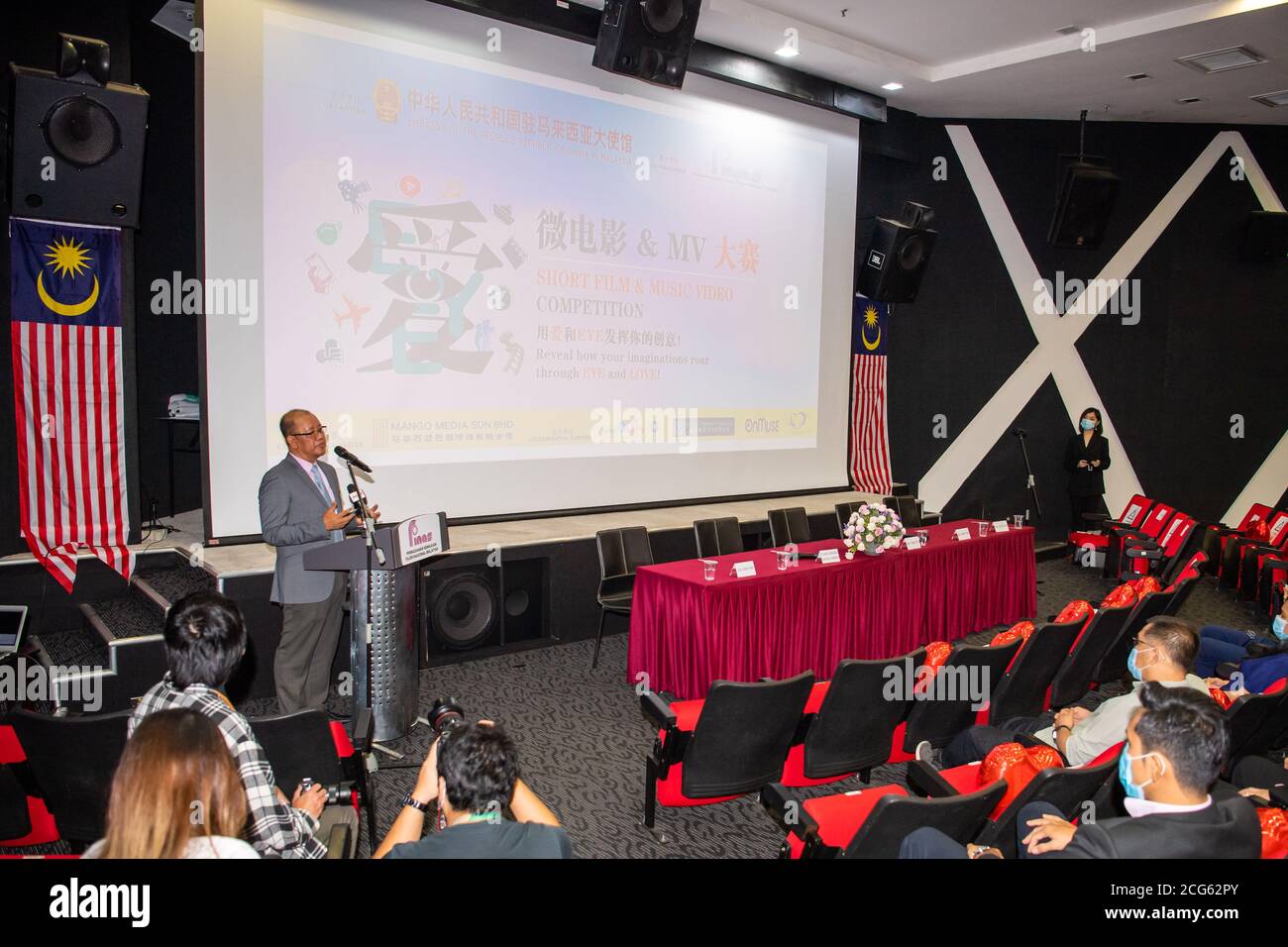 (200909) -- KUALA LUMPUR, le 9 septembre 2020 (Xinhua) -- Zakaria Abdul Hamid, président de la National film Development Corporation Malaysia (Finas), prend la parole lors de la cérémonie de lancement du concours "EYE" Short film & Music Video à Kuala Lumpur, Malaisie, le 9 septembre 2020. Les cinéastes malaisiens seront en mesure de présenter l'histoire de la lutte du pays contre l'épidémie de COVID-19 au public chinois par le biais d'un concours de films en collaboration lancé mercredi. Le concours, « EYE » Short film & Music Video Competition, vise à découvrir les moments inspirants de l'épidémie, y compris la capture du Banque D'Images