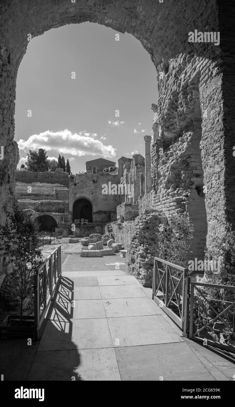 Taormine - les arches du théâtre grec. Banque D'Images