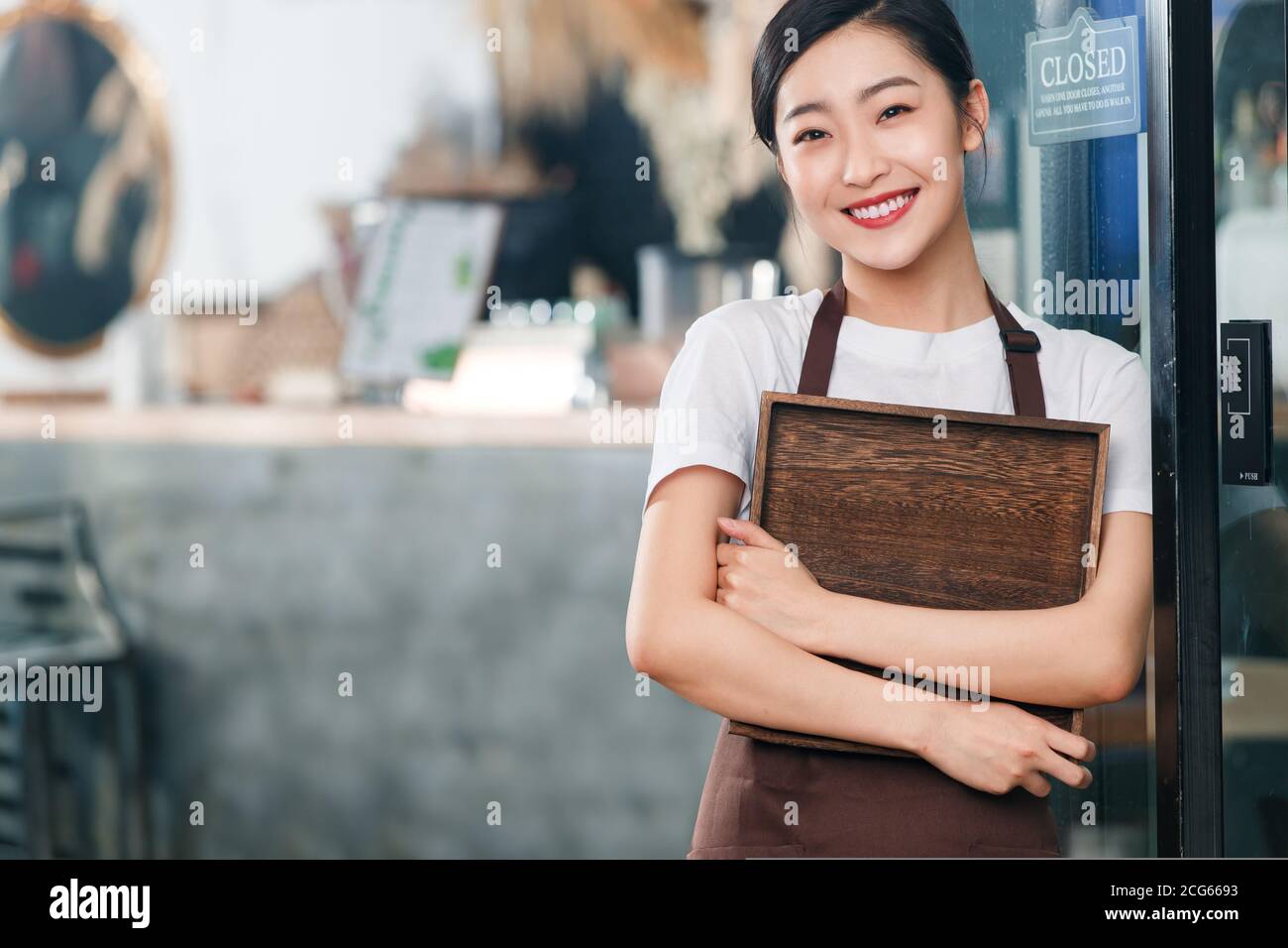 Il y a un plateau de préposé au café Banque D'Images