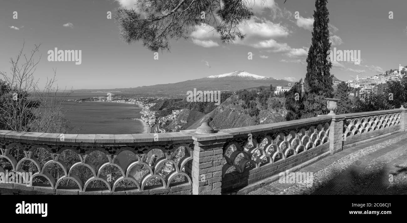 Taormine et le Mont Volcan de l'Etna dans le bacille des jardins publics - Sicile. Banque D'Images