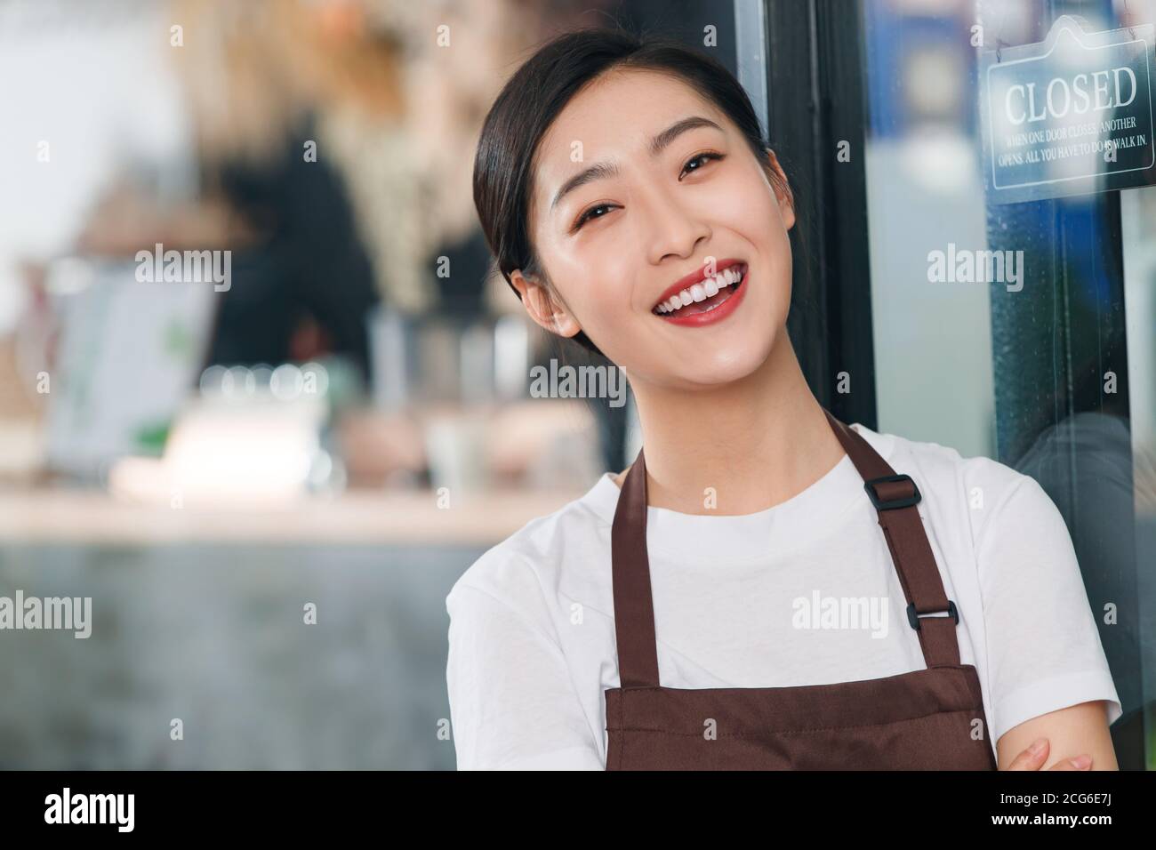 Une serveuse dans un café Banque D'Images