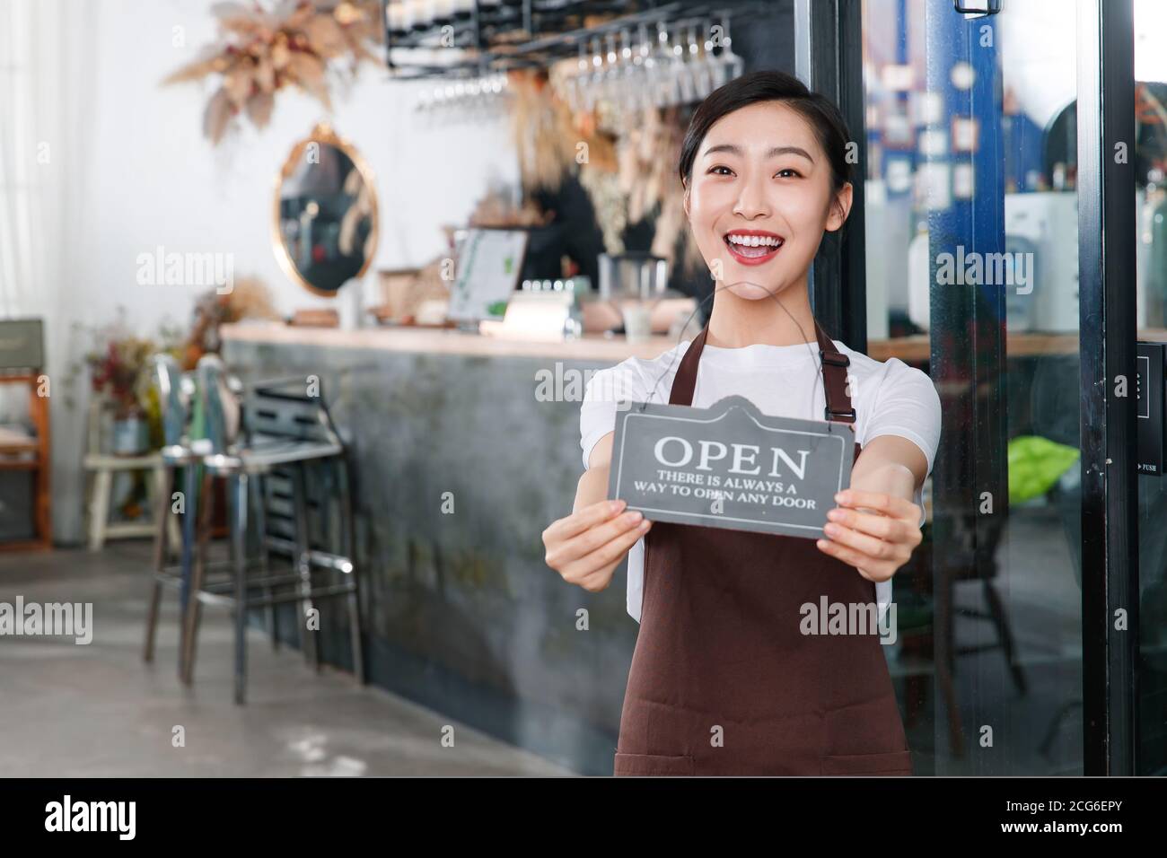 Une serveuse dans un café Banque D'Images