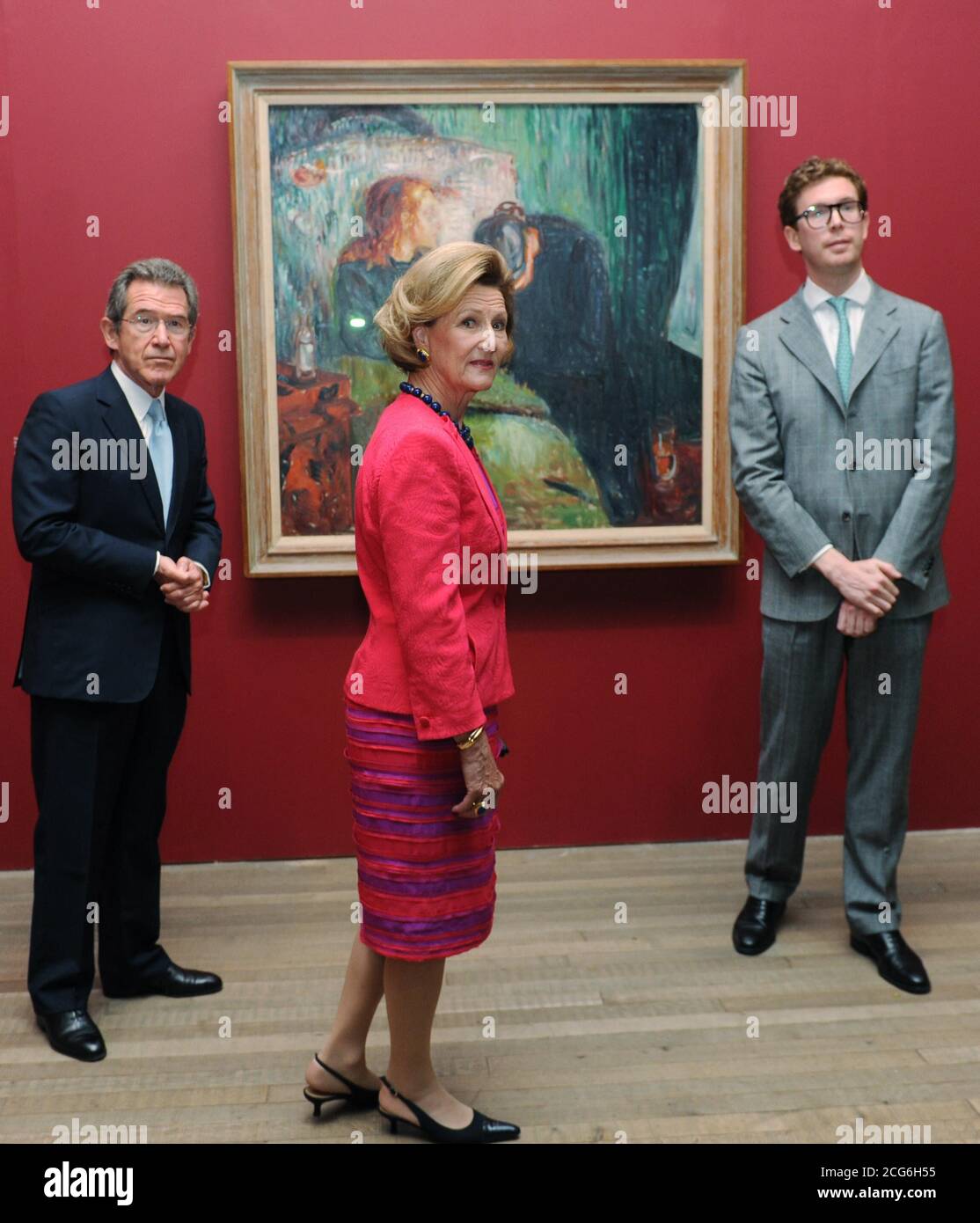 La reine Sonja de Norvège, Lord Browne, président du Tate (à gauche) et Nicholas Cullinan (à droite), font le tour de l'exposition Edvard Munch, qui s'ouvre au public le 28 juin, au Tate Modern de Londres. Banque D'Images