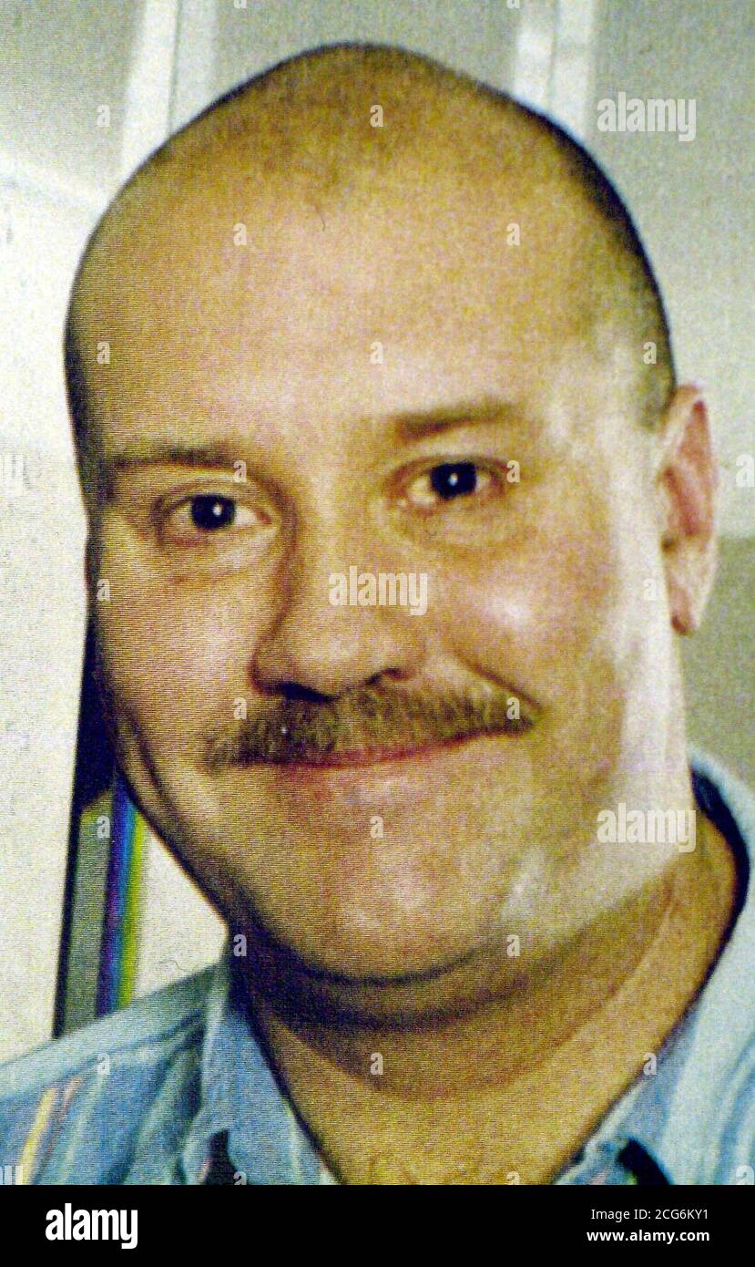 La police a sorti une photo non datée du conducteur de train de marchandises Stephen Dunn, 39 ans, de Brayton, l'une des dix victimes désignées de l'accident de train de Selby. L'accident s'est produit mercredi dernier lorsqu'un train de voyageurs de Newcastle à Londres a heurté un Land Rover sur la ligne principale de la côte est * ... puis a heurté un train de marchandises venant en sens inverse. 01/09/01 UNE locomotive a été nommée d'après Dunn, l'un des conducteurs de train qui a été tué dans la catastrophe ferroviaire de Selby. Freightliner Heavy Haul Ltd nombait l'une de ses nouvelles locomotives de classe 66 à la mémoire du père de deux Dunn, décédé dans la tragédie de Great Heck, dans l'Yo du Nord Banque D'Images