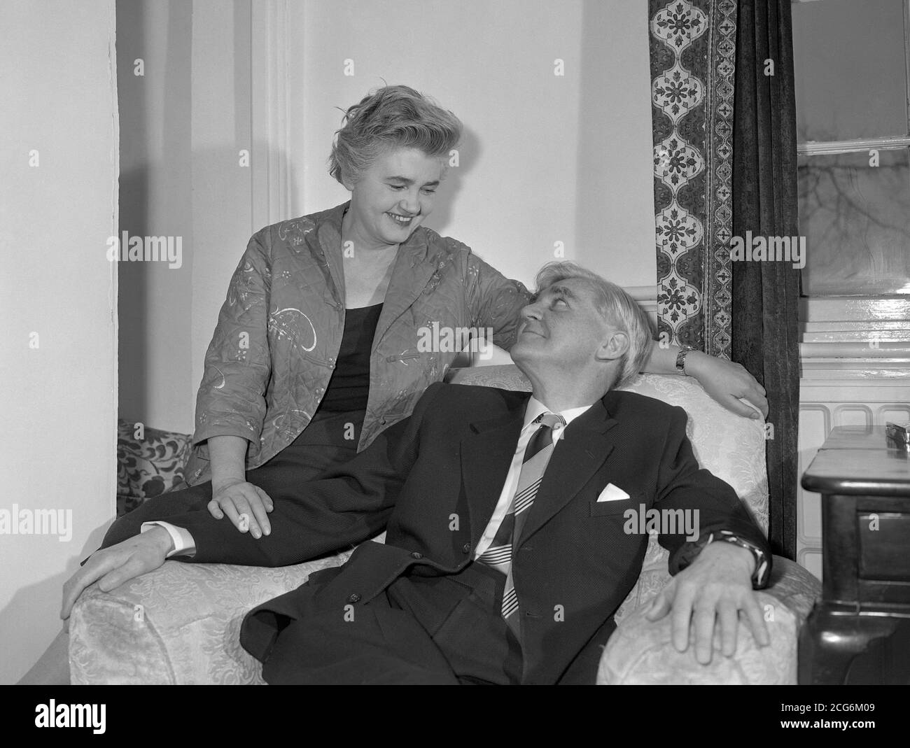 M. Aneuvin (Nye) Bevan, qui a eu une 'nuit insatisfaisante', photographié avec sa femme, Jennie Lee, chez eux à la ferme Asheridge, près de Chesham, dans le Buckinghamshire, en mars 1960. En décembre dernier, le chef adjoint de 62 ans a subi une opération abdominale importante et est à son domicile pour se convalescence. Banque D'Images