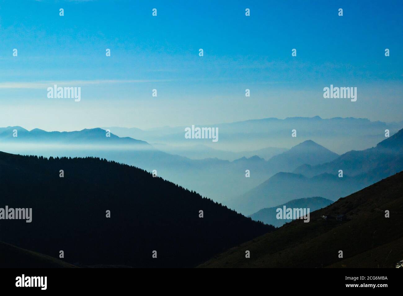 Couches infinies de montagnes entre les nuages dans les Alpes, Italie Banque D'Images
