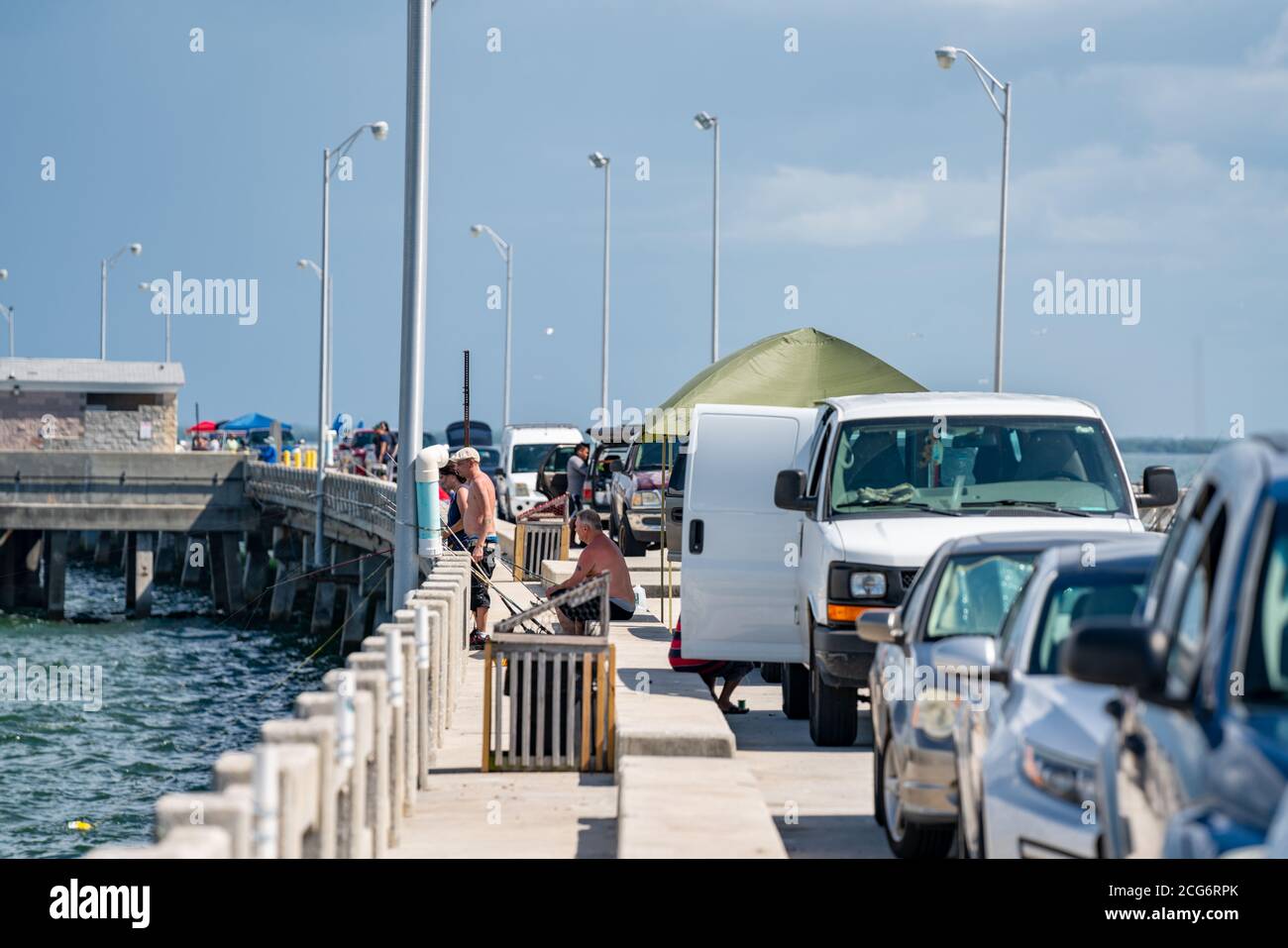 Photo des personnes qui pêchent depuis le Skyway Pier Tampa Bay FL ÉTATS-UNIS Banque D'Images