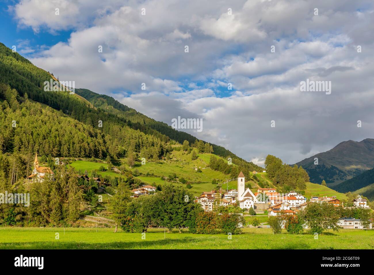 Le village de montagne de Curon (Graun) à Val Venosta, contre un beau ciel, par une belle journée d'été, Tyrol du Sud, Italie Banque D'Images