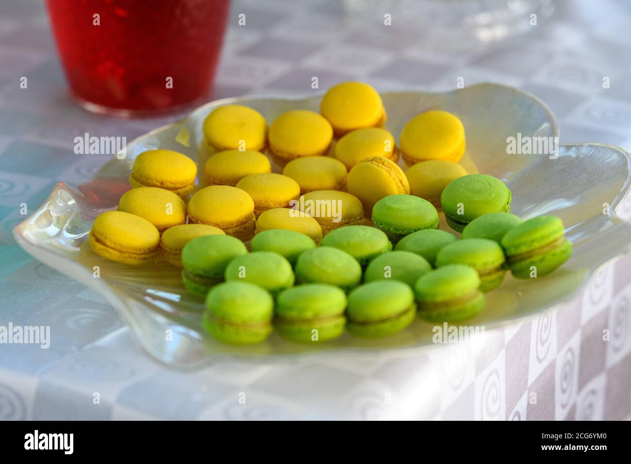 Macarons au citron et à la pistache sur l'assiette de service Banque D'Images