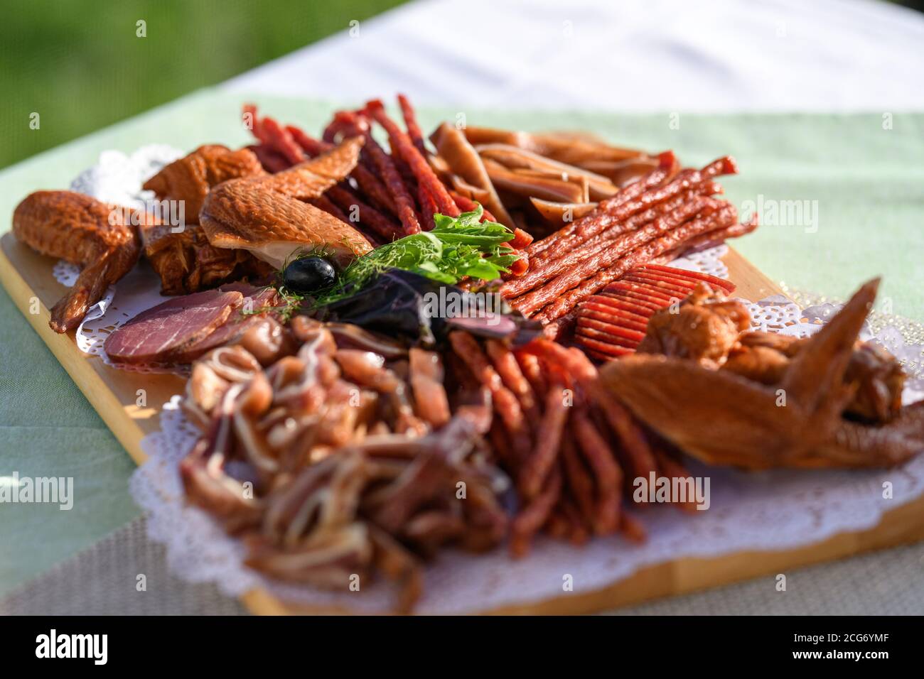 Saucisse fumée, poulet et planche à viande Banque D'Images