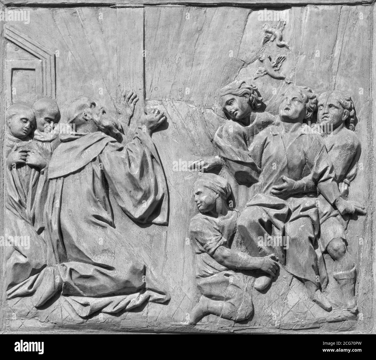 CATANE, ITALIE - 7 AVRIL 2018 : le relief baroque sculpté de la vie de Saint Benoît (guérison d'un garçon de lèpre) sur la porte de l'église . Banque D'Images