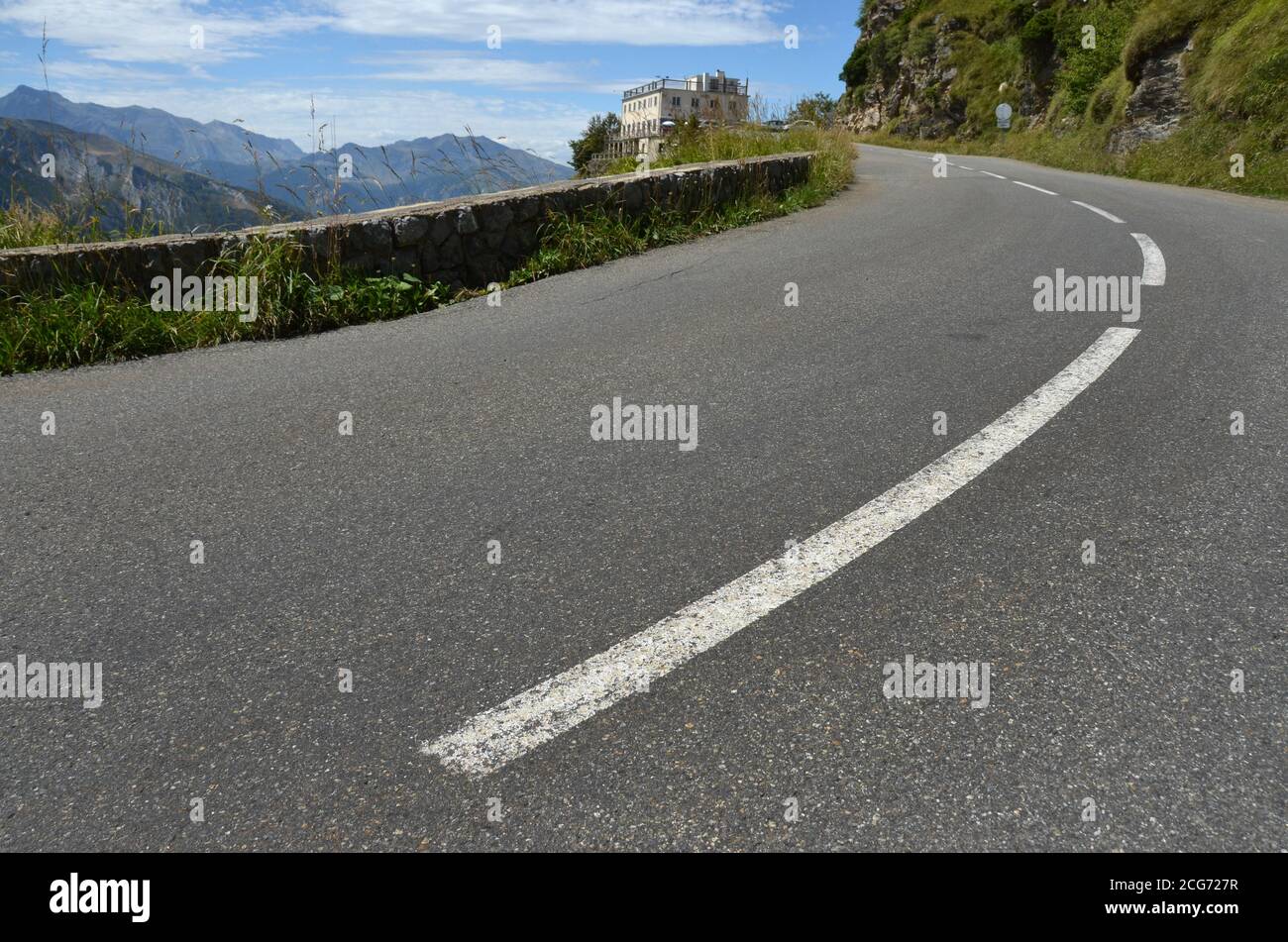 La route menant au sommet du col de l'Aubisque (col d'Aubisque) dans la chaîne de montagnes des Pyrénées. Voici l'« Hôtel des crêtes blanches ». Banque D'Images